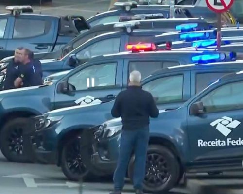 Comentarista político se afasta da emissora após virar alvo de operação policial (veja o vídeo)