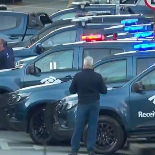 Comentarista político se afasta da emissora após virar alvo de operação policial (veja o vídeo)