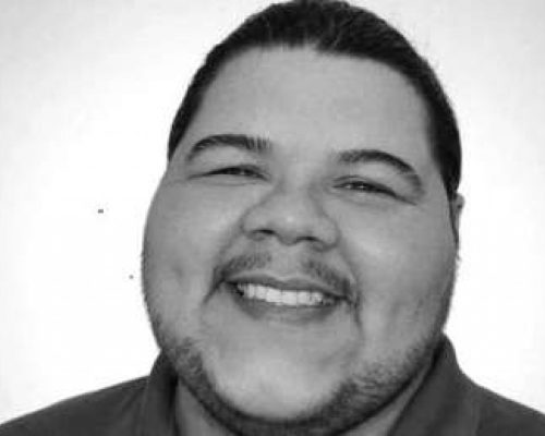 Professor universitário de 30 anos passa mal durante formatura e morre