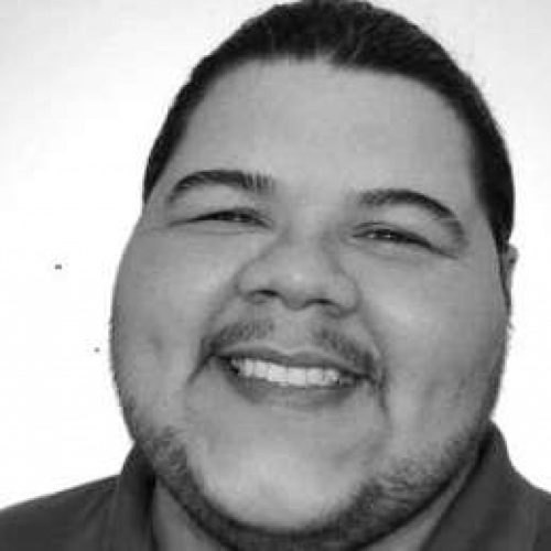 Professor universitário de 30 anos passa mal durante formatura e morre