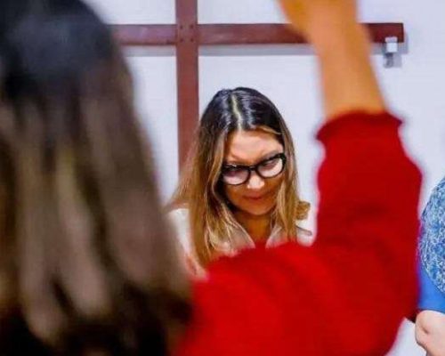 Janja comemora o “Dia do Evangélico”… Algo tão natural quanto um elefante de saiote dançando balé