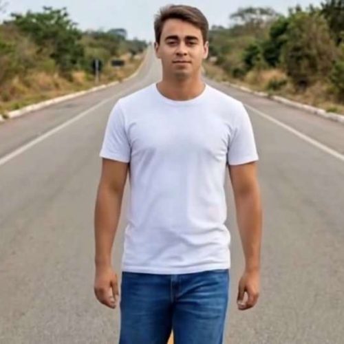 Nikolas Ferreira chuta boneco inflável de Lula na Caminhada da Liberdade