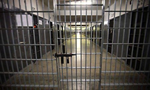 Homem que matou a própria mãe por causa de pão é brutalmente executado na cadeia