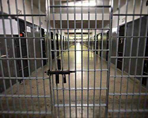 Homem que matou a própria mãe por causa de pão é brutalmente executado na cadeia