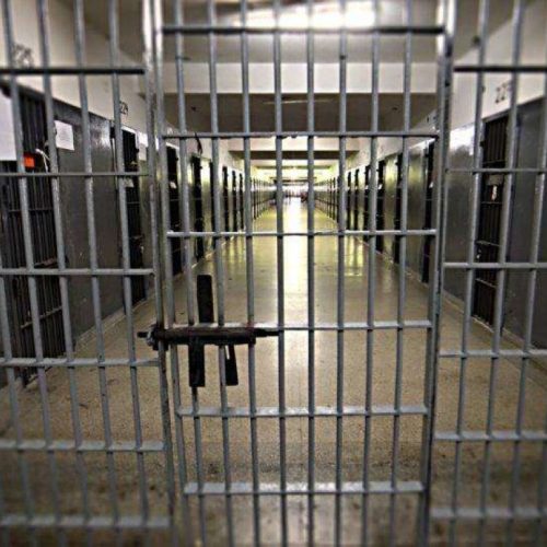 Homem que matou a própria mãe por causa de pão é brutalmente executado na cadeia