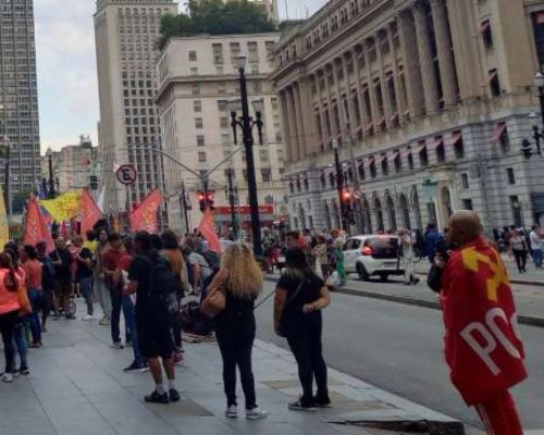 PT, PSOL e movimentos sociais fazem espetáculo nas ruas ao clamar pela libertação de Maduro