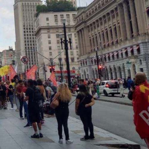 PT, PSOL e movimentos sociais fazem espetáculo nas ruas ao clamar pela libertação de Maduro