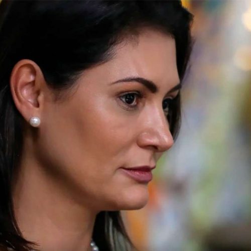 Repórteres registram boletim de ocorrência contra Michelle Bolsonaro por vídeo sobre cobertura de internação