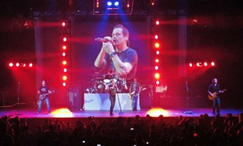 Líder da 3 Doors Down sucumbe ao câncer renal aos 47 anos