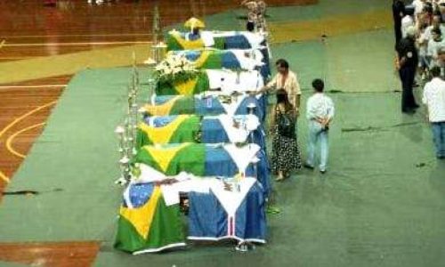 30 anos após tragédia, famílias exumam e cremam restos mortais dos Mamonas Assassinas