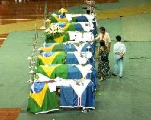 30 anos após tragédia, famílias exumam e cremam restos mortais dos Mamonas Assassinas
