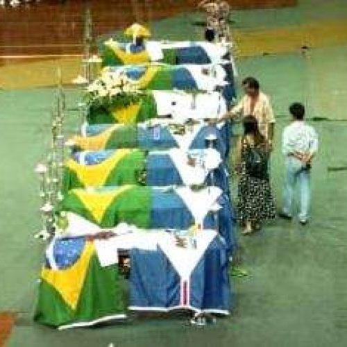 30 anos após tragédia, famílias exumam e cremam restos mortais dos Mamonas Assassinas
