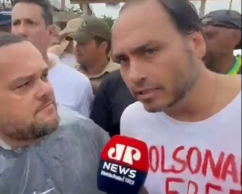 Carlos Bolsonaro chega à manifestação e revela que seu pai desconhece a realidade (Veja o vídeo)