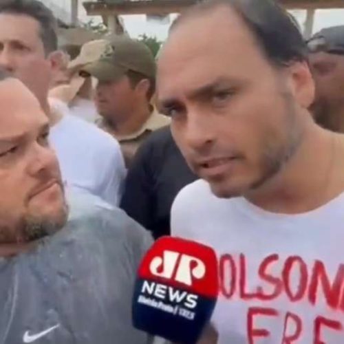 Carlos Bolsonaro chega à manifestação e revela que seu pai desconhece a realidade (Veja o vídeo)