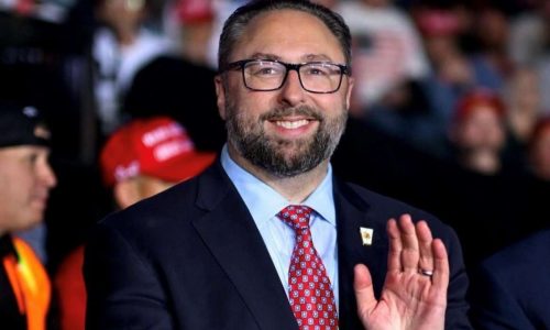 Braço direito de Trump publica imagem de Moraes atrás das grades e causa alvoroço nas redes