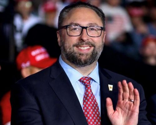 Braço direito de Trump publica imagem de Moraes atrás das grades e causa alvoroço nas redes