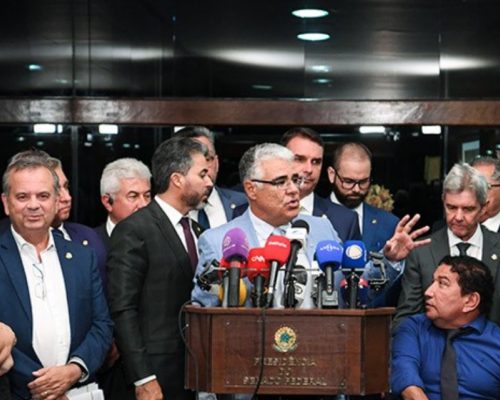 Senadores, a pena que não existe no Brasil está sendo aplicada sob seus narizes