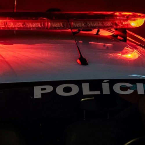 Traficantes do CV abordam carro de família e atiram na cabeça de bebê de 1 ano no RJ