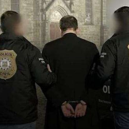 Padre condenado por estupro de vulnerável é preso após celebrar missa no Sul do país