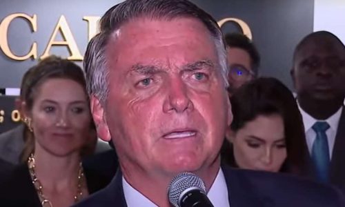 Vida de Bolsonaro foi salva “por questão de uma ou duas horas”, revela Carlos Bolsonaro