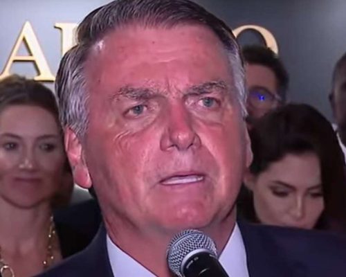 Vida de Bolsonaro foi salva “por questão de uma ou duas horas”, revela Carlos Bolsonaro