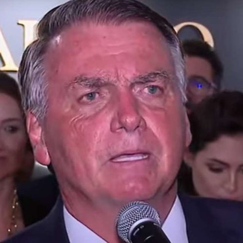 Vida de Bolsonaro foi salva “por questão de uma ou duas horas”, revela Carlos Bolsonaro