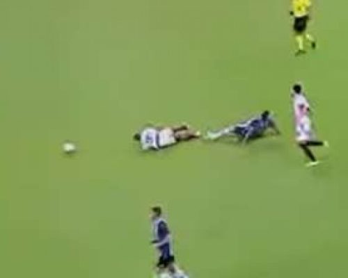 Jogador do Grêmio sofre fratura exposta em campo e cena choca torcedores