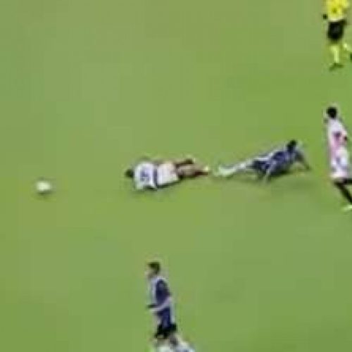 Jogador do Grêmio sofre fratura exposta em campo e cena choca torcedores