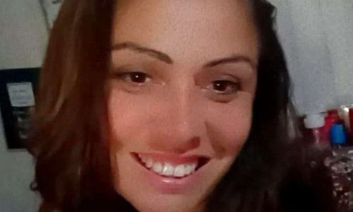 Mulher é encontrada morta dentro de casa e namorado confessa feminicídio após discussão por drogas