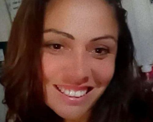 Mulher é encontrada morta dentro de casa e namorado confessa feminicídio após discussão por drogas