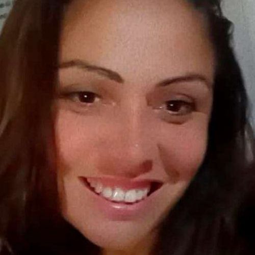 Mulher é encontrada morta dentro de casa e namorado confessa feminicídio após discussão por drogas