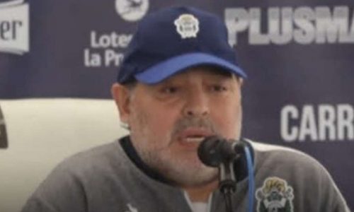 Justiça argentina retoma julgamento pela morte de Maradona após um ano de paralisação
