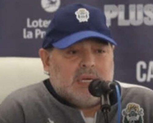 Justiça argentina retoma julgamento pela morte de Maradona após um ano de paralisação
