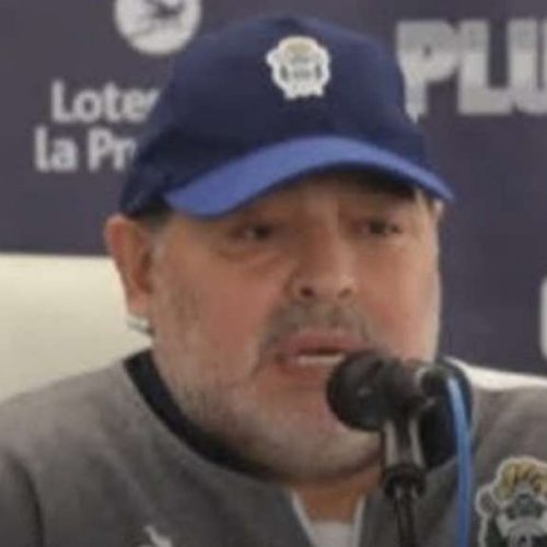 Justiça argentina retoma julgamento pela morte de Maradona após um ano de paralisação