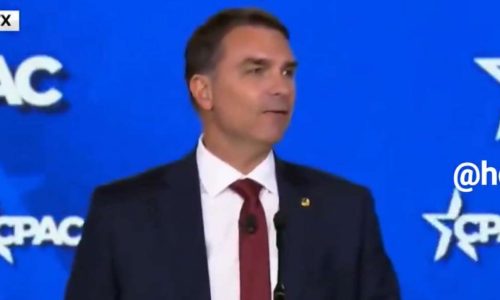 Flávio Bolsonaro faz alerta nos EUA e pede que comunidade internacional monitore liberdade de expressão no Brasil