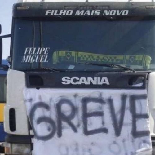 Caminhoneiros iniciam greve nacional e devolvem frase de Lula durante pandemia: ‘A economia a gente vê depois’