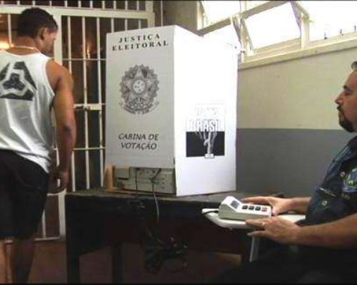 TSE mantém voto de presidiários ligados ao crime organizado nas eleições de 2026