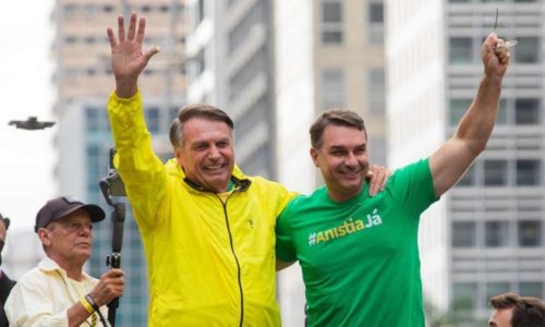 Flávio Bolsonaro caminha para vitória no primeiro turno, apontam pesquisas em todo o país