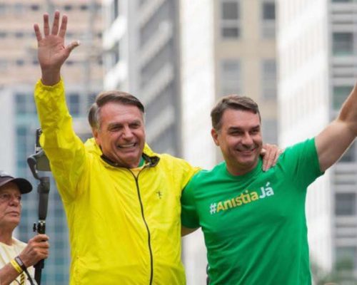 Flávio Bolsonaro caminha para vitória no primeiro turno, apontam pesquisas em todo o país
