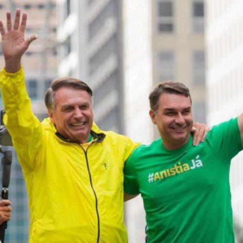 Flávio Bolsonaro caminha para vitória no primeiro turno, apontam pesquisas em todo o país
