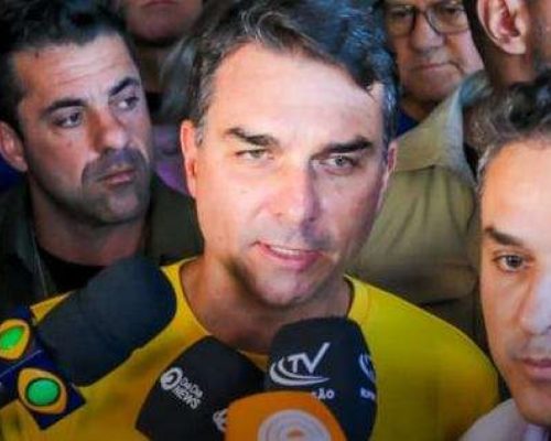 Flávio Bolsonaro promete levar perseguidos do 8 de janeiro à rampa do Planalto em 2027