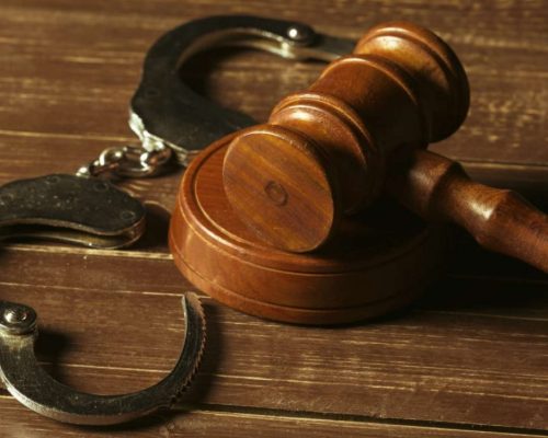 Filha admite ter mentido e justiça liberta pai condenado por estupro após 8 meses
