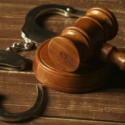 Filha admite ter mentido e justiça liberta pai condenado por estupro após 8 meses
