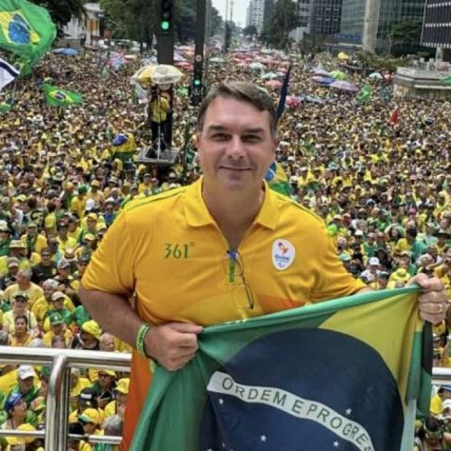 Surgem as primeiras camisetas em apoio a Flávio Bolsonaro para 2026