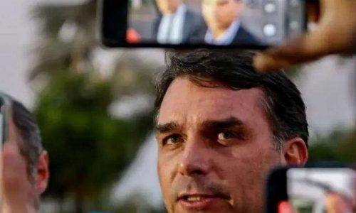 Flávio Bolsonaro domina as redes com estratégia de ‘farmar aura’ e consolida liderança conservadora