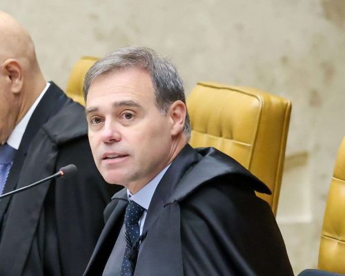 Ministro André Mendonça determina prisão de mais dois envolvidos e deputada federal vai para tornozeleira eletrônica
