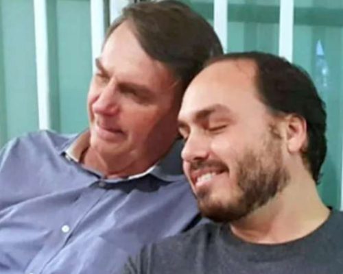 Carlos Bolsonaro ora: “Que meu pai não tenha complicações após o acidente na Superintendência da PF”