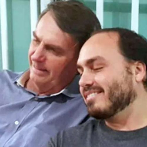 Carlos Bolsonaro ora: “Que meu pai não tenha complicações após o acidente na Superintendência da PF”