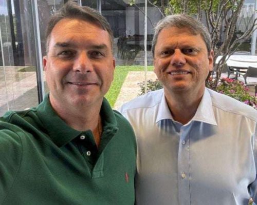 Tarcísio de Freitas declara apoio total a Flávio Bolsonaro na batalha contra o PT (Veja o vídeo)
