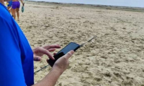 Com o aumento de visitantes nas praias, o conserto de celulares fatura mais